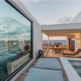 3 bedroom penthouse apartment with pool in Chania town, sleeps 6